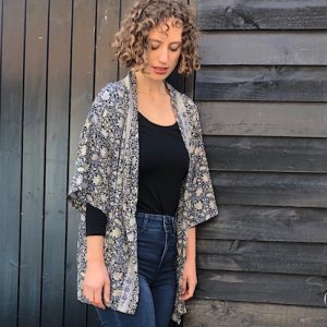 Short kimono jacket in gold flower black
